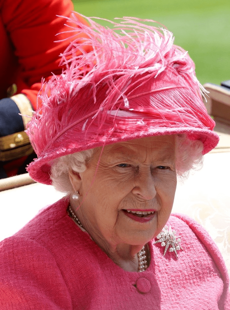 英王室羽毛帽 女王戴上优雅满分 尤金妮公主戴上却变成紫菠萝 帽子