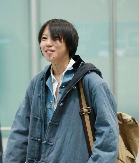 长发|王菲24岁女儿窦靖童罕晒及肩长发，头发凌乱，不似以往酷飒形象