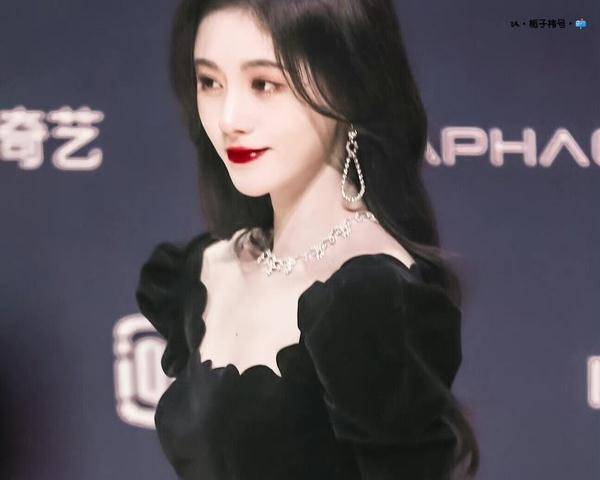 女明星美到出圈的神圖大盤點熱巴美豔回眸倪妮撐傘氛圍感拉滿