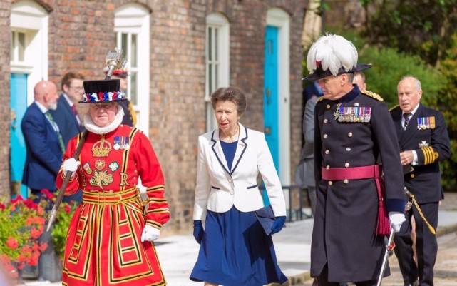 曲线|英国71岁安妮长公主重穿旧衣！中国红唇色显白显年轻，最多50岁