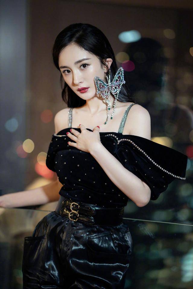 蝴蝶|杨幂“不走寻常路”，黑色look配蝴蝶耳饰酷炫霸气，耳朵还好吗？