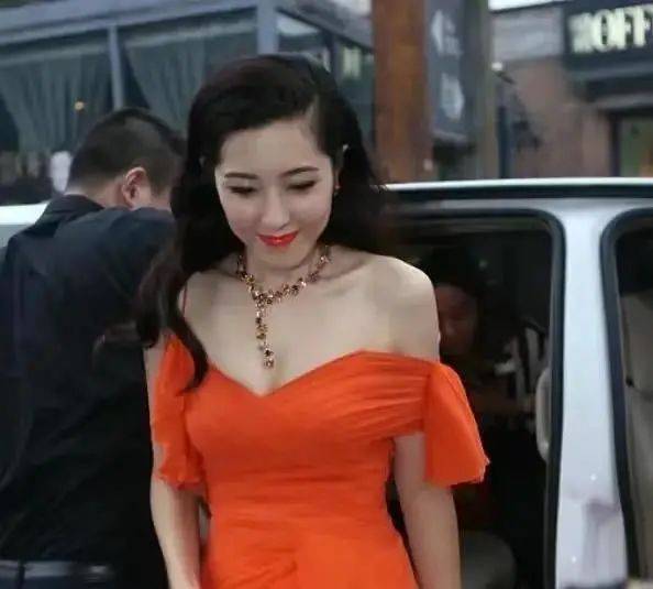 长发|曾黎穿橘色单肩长裙秀事业线!雪肤玉貌太性感迷人