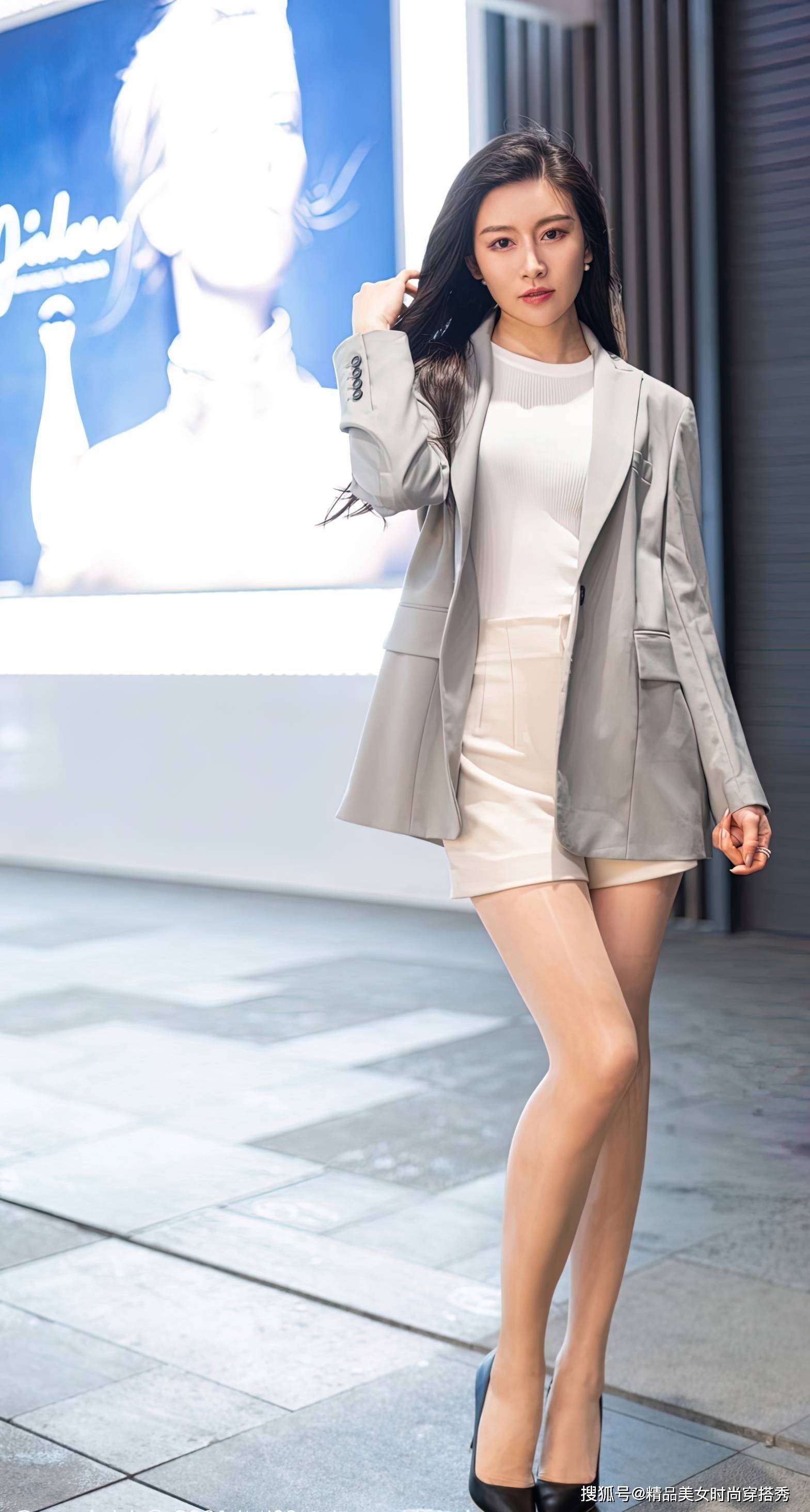 西装|白色背心和白色短裤，外搭西装外套，温柔又不失职场的干练