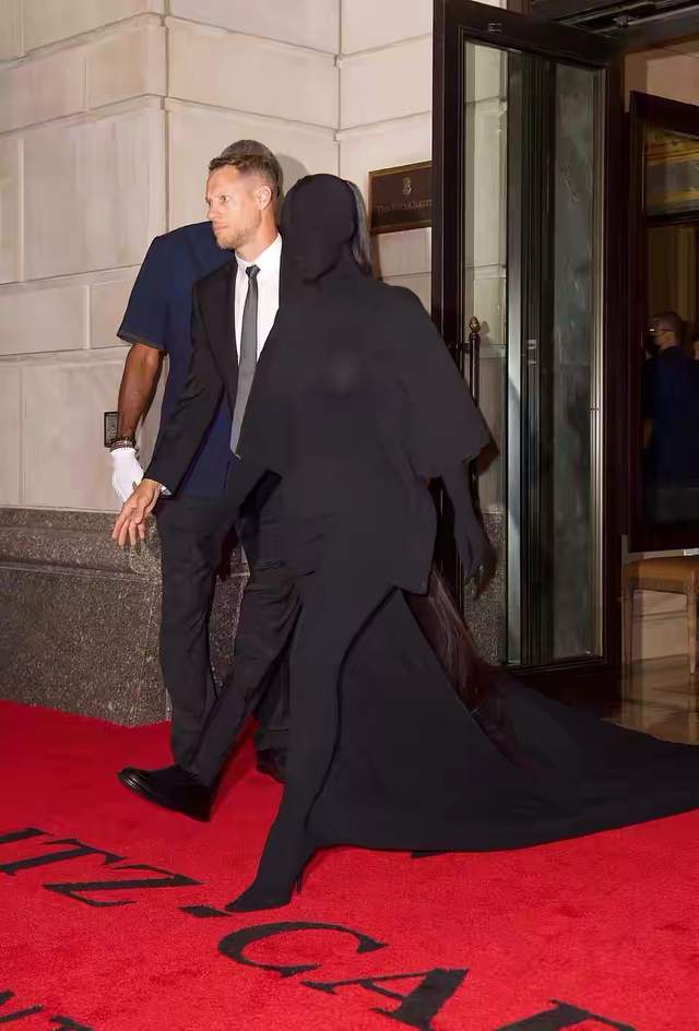 达尔·詹娜|肯豆致敬赫本闪耀Met Gala，金·卡戴珊与侃爷全黑造型让人迷惑