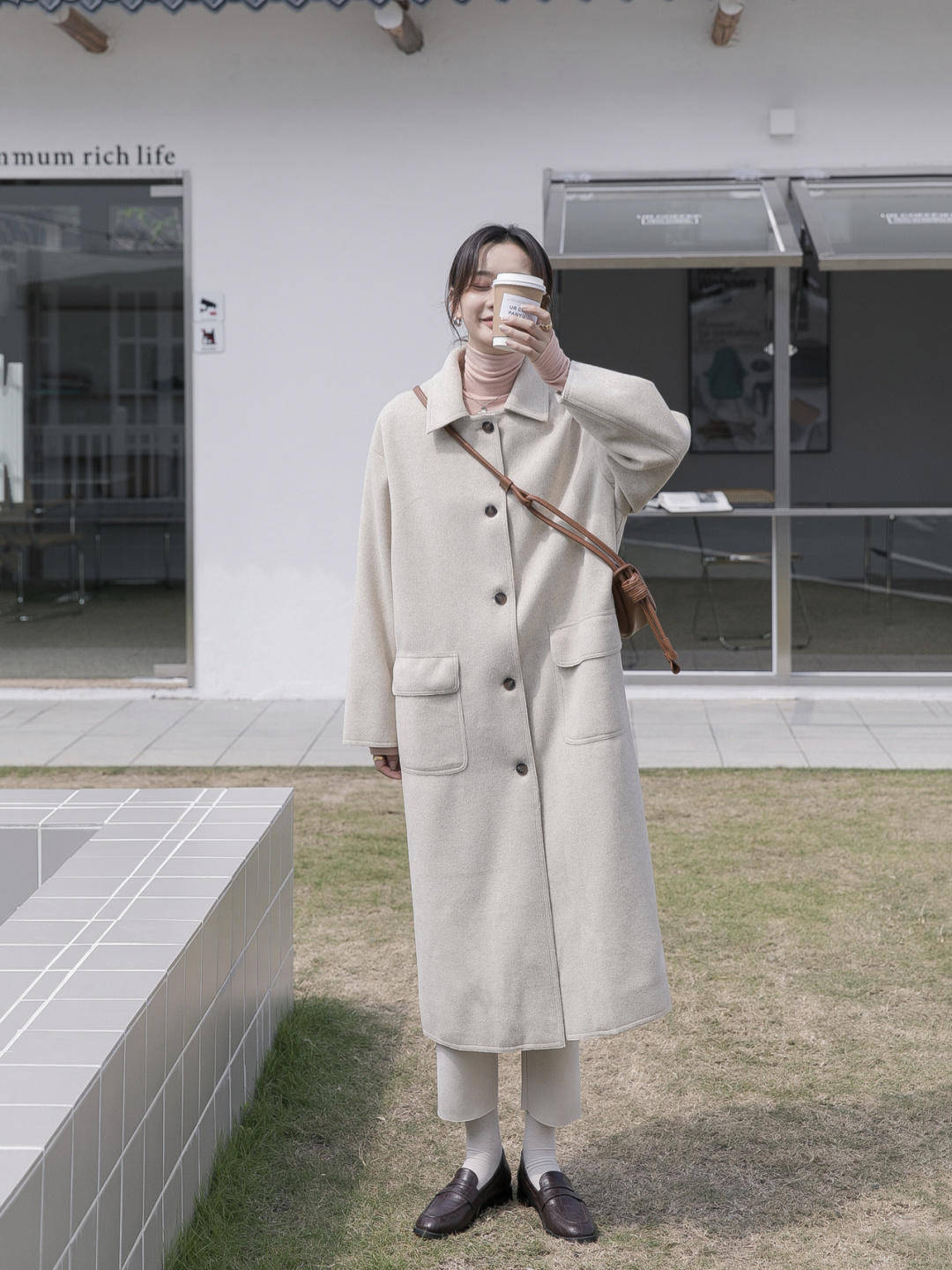 面料|职场法式穿搭指南，大u领针织衫+半身裙，穿起来气质又性感