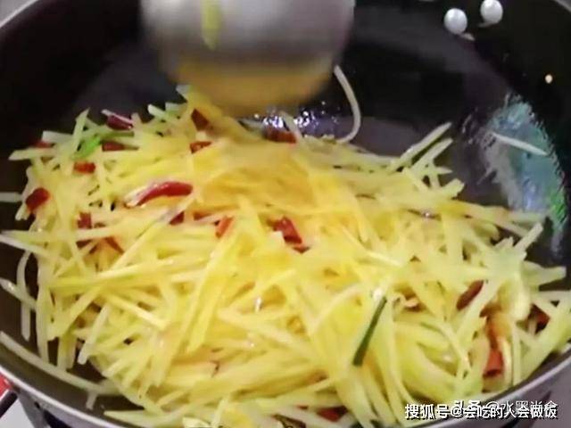 如何炒土豆丝不粘锅还好吃 5486a61ac15842ecada5ec4a025de2dc.jpeg