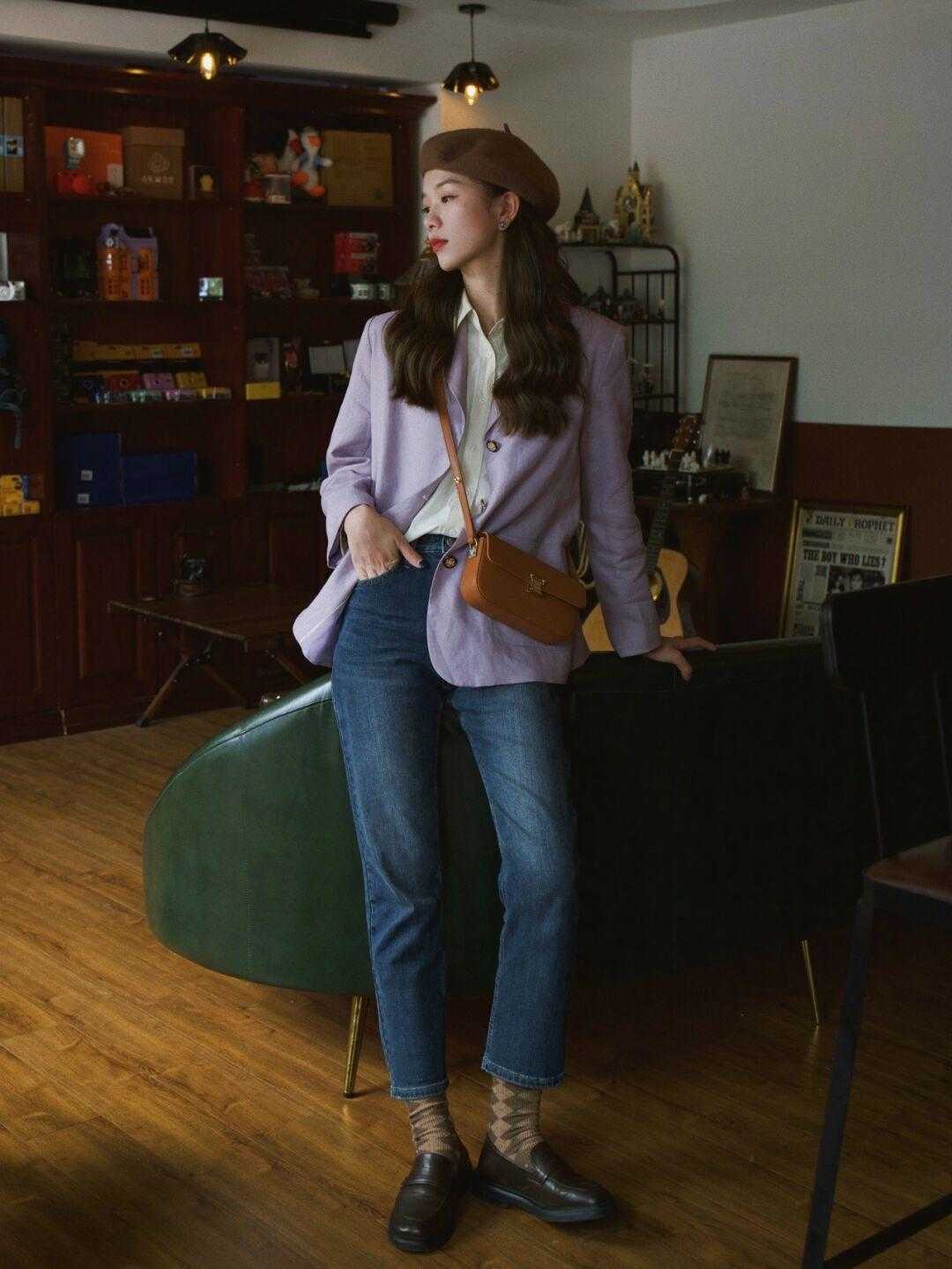 气质|普通女孩该怎么穿才洋气?白色西服搭配百褶裙干练精致,优雅大气