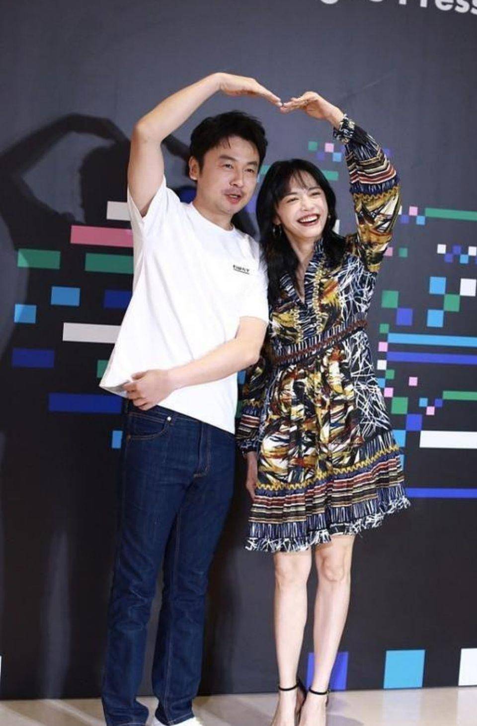 姚晨|姚晨身材真好,穿“大妈裙”也能秀美腿,与雷佳音同框毫无年龄差