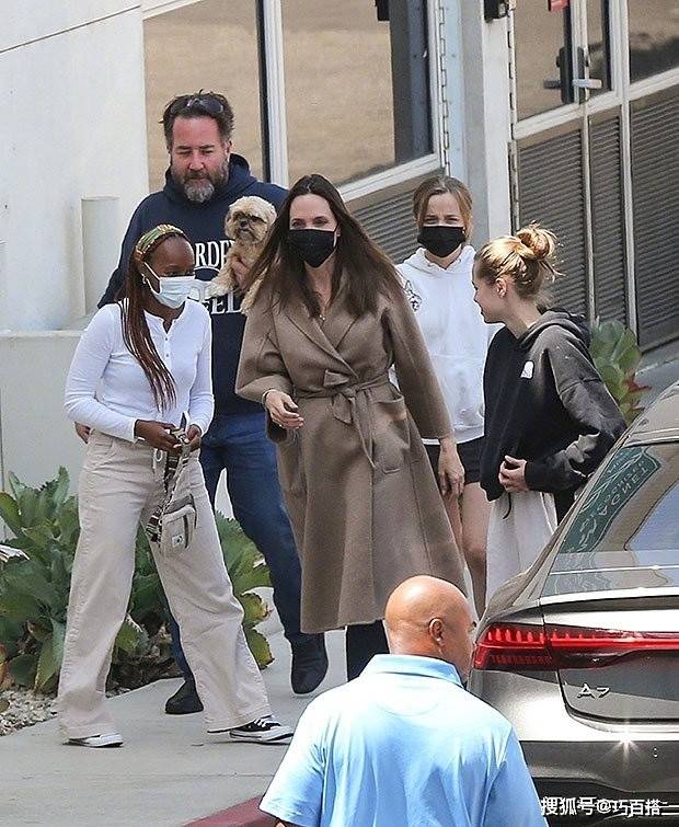 骨感美女|安吉丽娜朱莉又来刷街了！风衣搭配连衣裙，真得又美又优雅