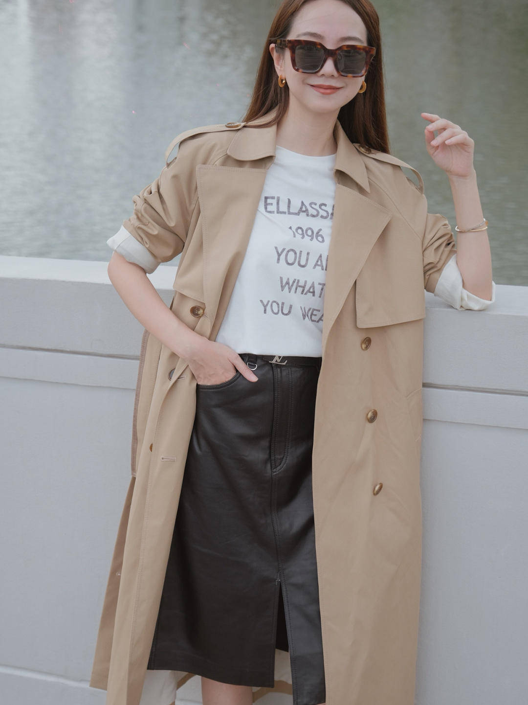 面料|职场法式穿搭指南，大u领针织衫+半身裙，穿起来气质又性感