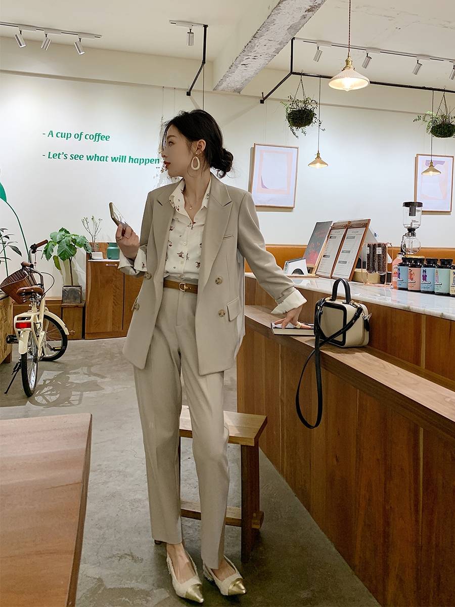 简风|“同色系”的极简风穿搭，这一个秋季，要美得很高级