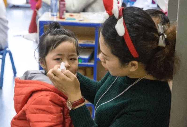 学生上课|当幼儿园老师到底能有多累，几张图完美诠释，简直是太真实了