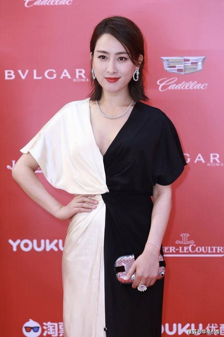 黑色|“马苏”穿黑白拼色连衣裙好优雅,剪了短发也毫不逊色,气场全开