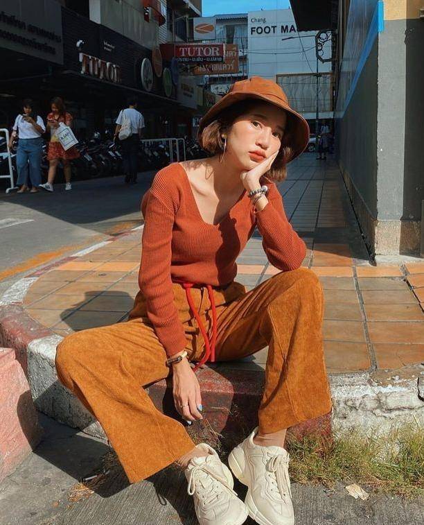 下装|夏末初秋,“针织衫”更时髦的打开方式:和这3件下装搭配