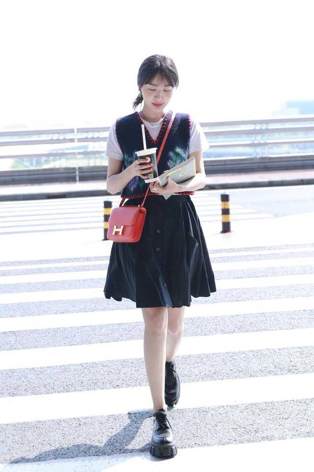 厚底|李菲儿真会“赶时髦”，针织马甲配T恤清新简约，俏皮活泼