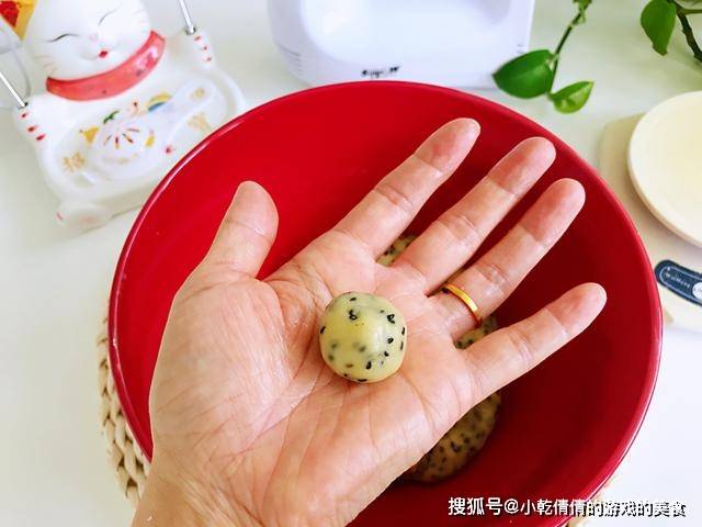 面团|天冷，孩子就馋这零食，5块钱做一盘，咬一口满嘴香，营养又滋补