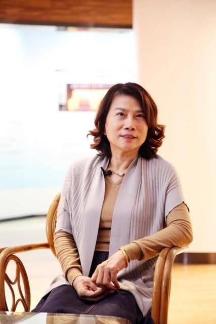 丝巾|董明珠越老越时髦，穿开衫配渔夫帽气质变温柔，走路依然是霸总范