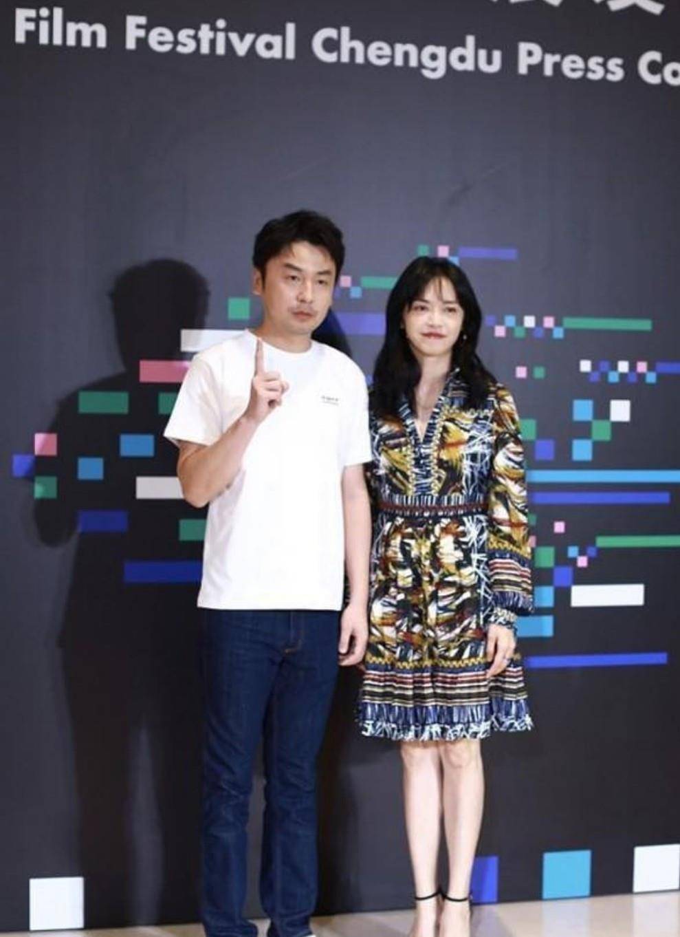 姚晨|姚晨身材真好,穿“大妈裙”也能秀美腿,与雷佳音同框毫无年龄差