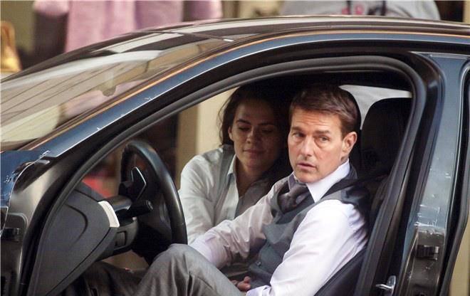 进行|阿汤哥拍摄跳伞场景，使用高频设备清场，却致牛群卧倒在草地上