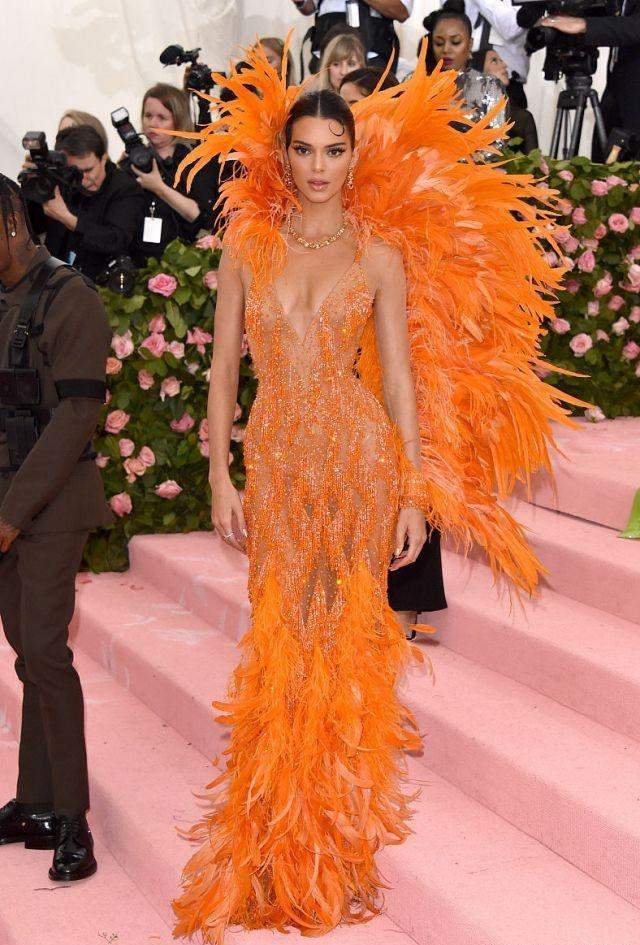 达尔·詹娜|肯豆致敬赫本闪耀Met Gala，金·卡戴珊与侃爷全黑造型让人迷惑
