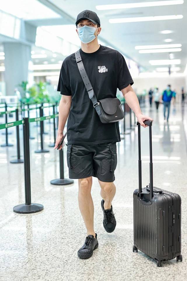 191cm的高伟光优势太明显了穿宽大衬衫也能秀长腿十足模特范