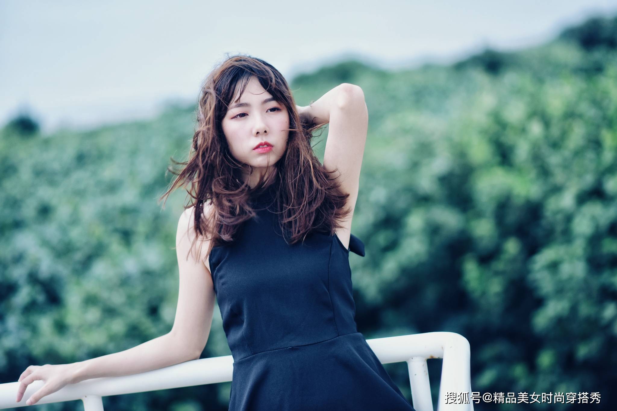 设计|黄色的波点上衣，明亮的黄色波点图案，显得十分的清爽明亮