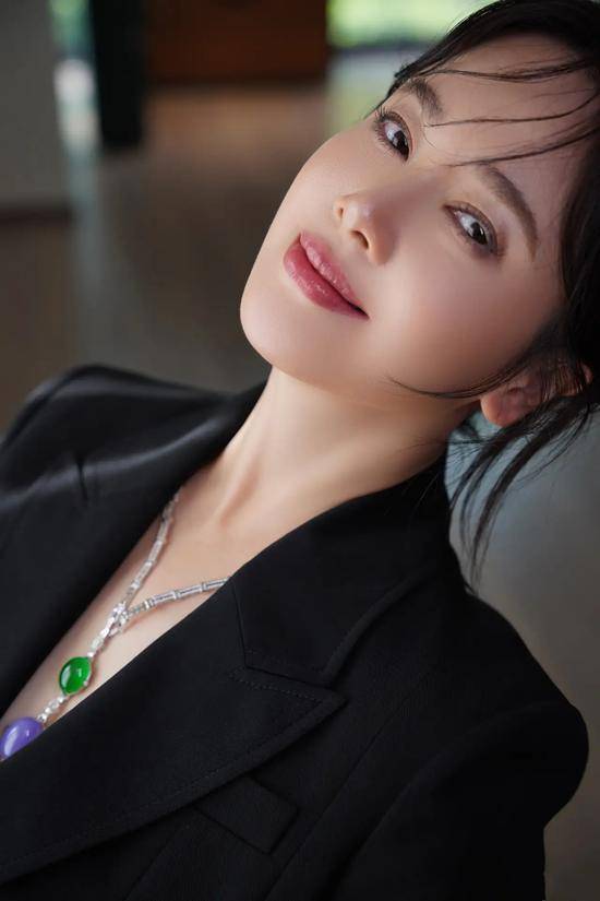 真空|左小青久违露面！扎龙须辫戴名贵珠宝超阔气，真空上阵罕见秀性感