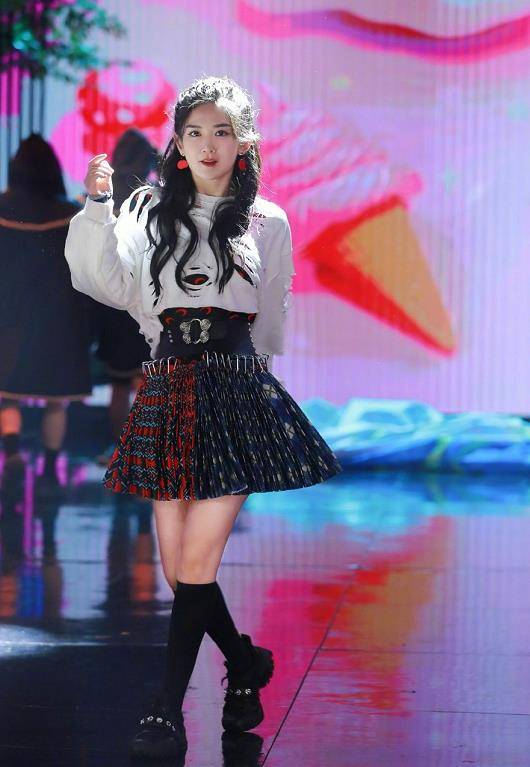 名字|罕见秀恩爱！谢娜和张杰一同出行，两人十指紧扣画面超甜！