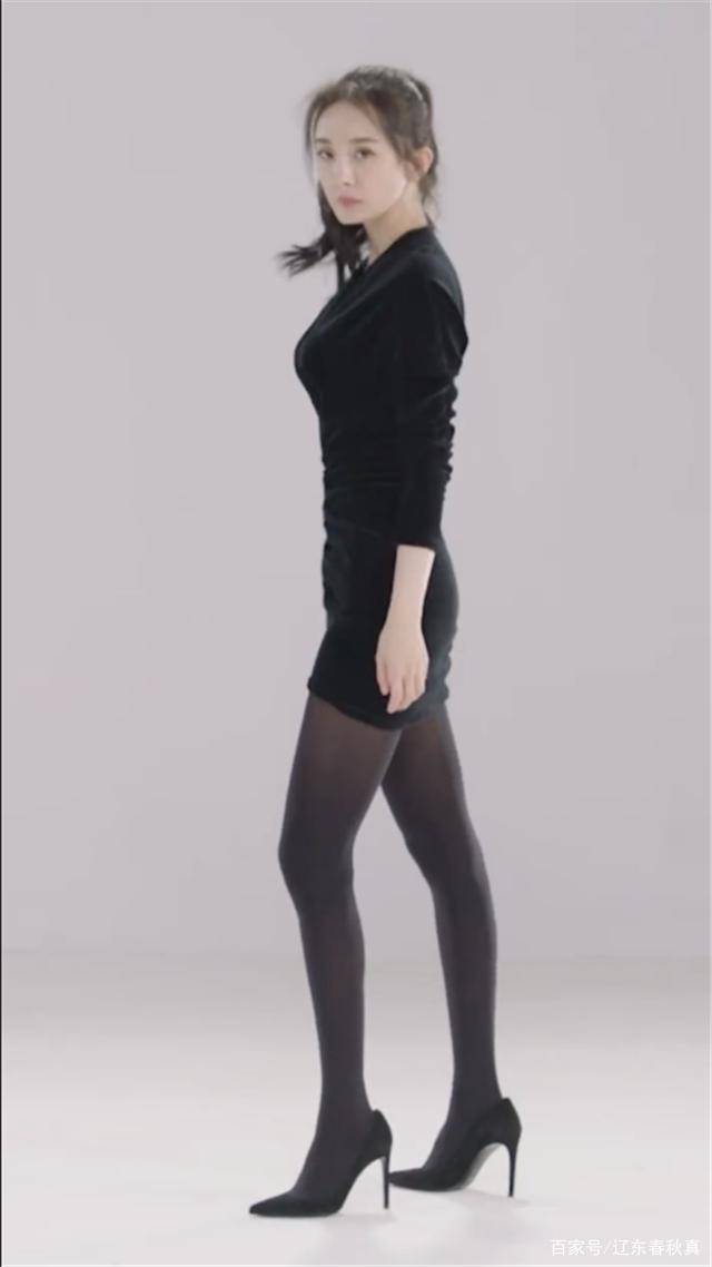 演技|杨幂穿黑色丝绒紧身连衣裙拍写真,完美展现曼妙的身材曲线