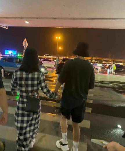名字|罕见秀恩爱！谢娜和张杰一同出行，两人十指紧扣画面超甜！