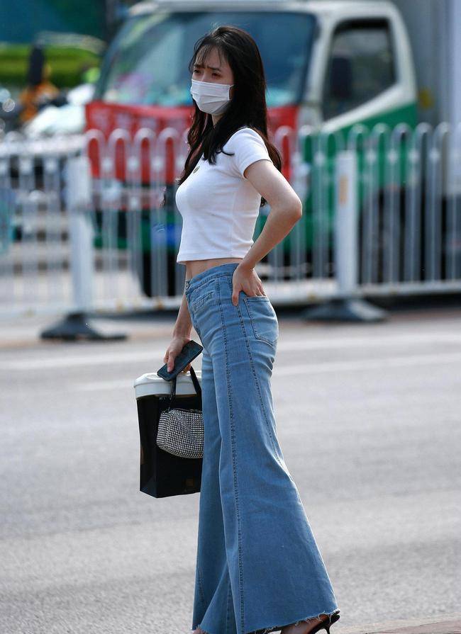 喇叭裤|喇叭裤从膝盖下呈喇叭状散开，可以掩饰粗壮的小腿线条