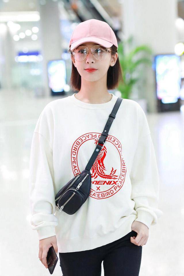 女神|杨紫气质全开，穿白色卫衣+牛仔裤，配上马丁靴好帅气！