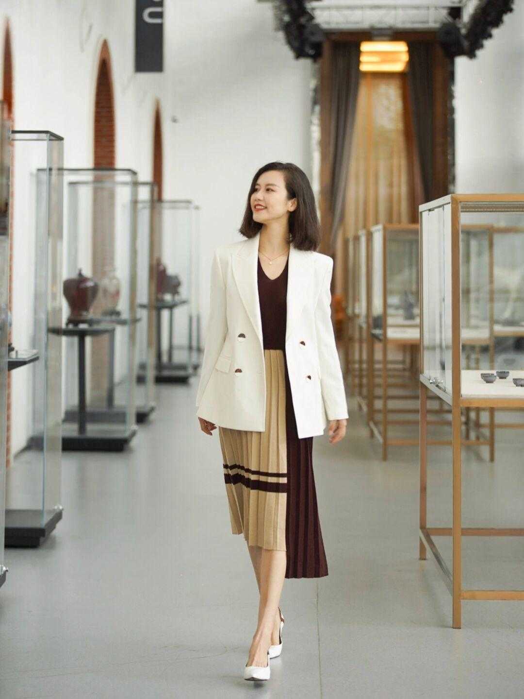 气质|普通女孩该怎么穿才洋气?白色西服搭配百褶裙干练精致,优雅大气