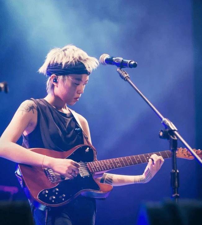 自拍|24岁窦靖童晒怼脸自拍！长刘海遮眼睛太帅气，参加聚餐紧靠男友人