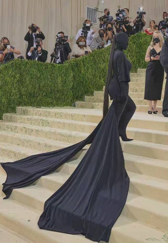 黑色|金卡戴珊终于舍得拿下头套！戴墨镜穿紧身衣cos猫女秀翘臀，超性感