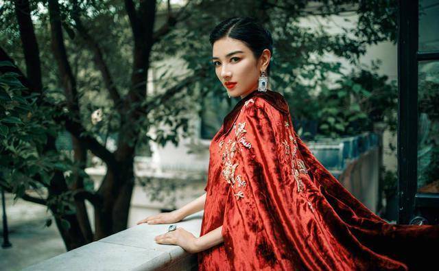 黄奕|黄奕晒女王写真气场强，感慨自己是“幸存者”，疑回应黄毅清被抓