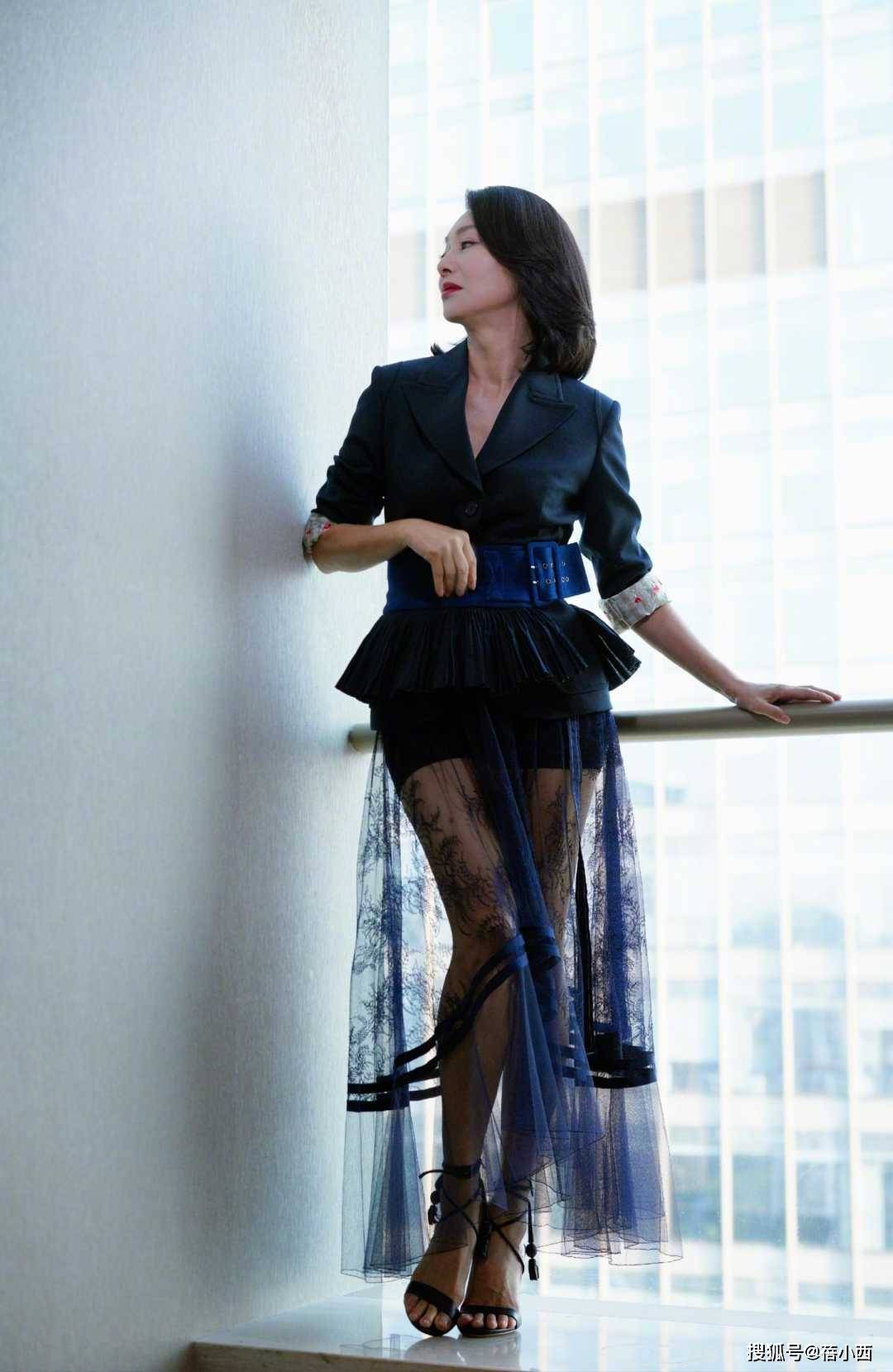 真空|惠英红打破常规，“真空”穿红色皮衣配阔腿裤，原装身材真抗老