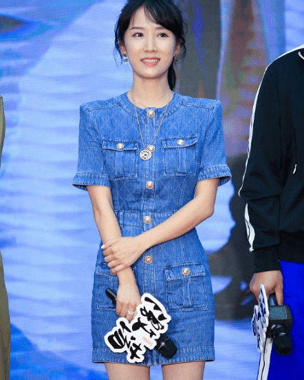 材质|李念这个阔太当的真舒服，被宠得像个少女，穿牛仔裙活力靓丽