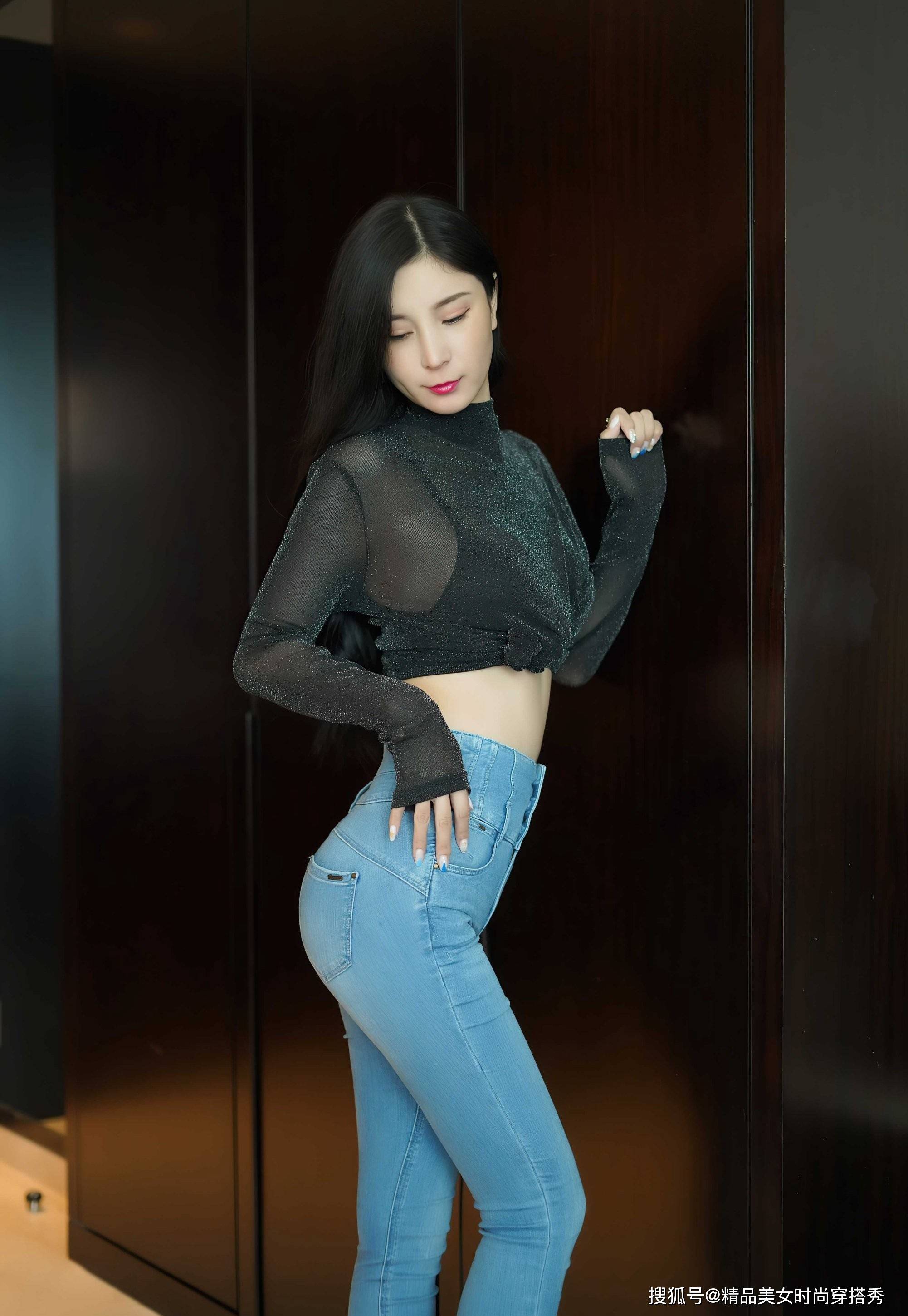 黑色|黑色透视上衣搭配牛仔裤，优雅范十足，吸睛又时尚