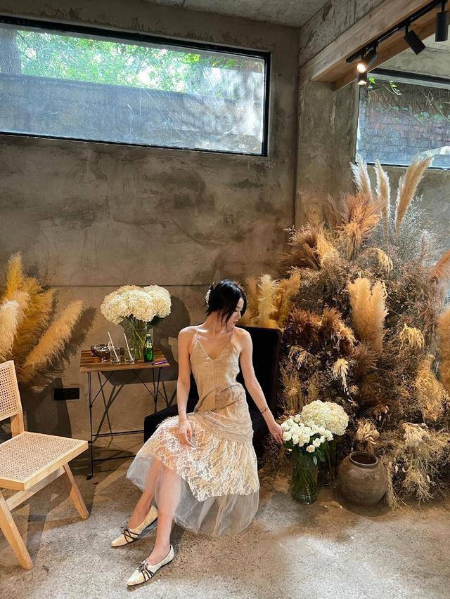 好身材|范志毅的女儿美得高调，吊带裙拼接珍珠流苏，好身材展露无遗