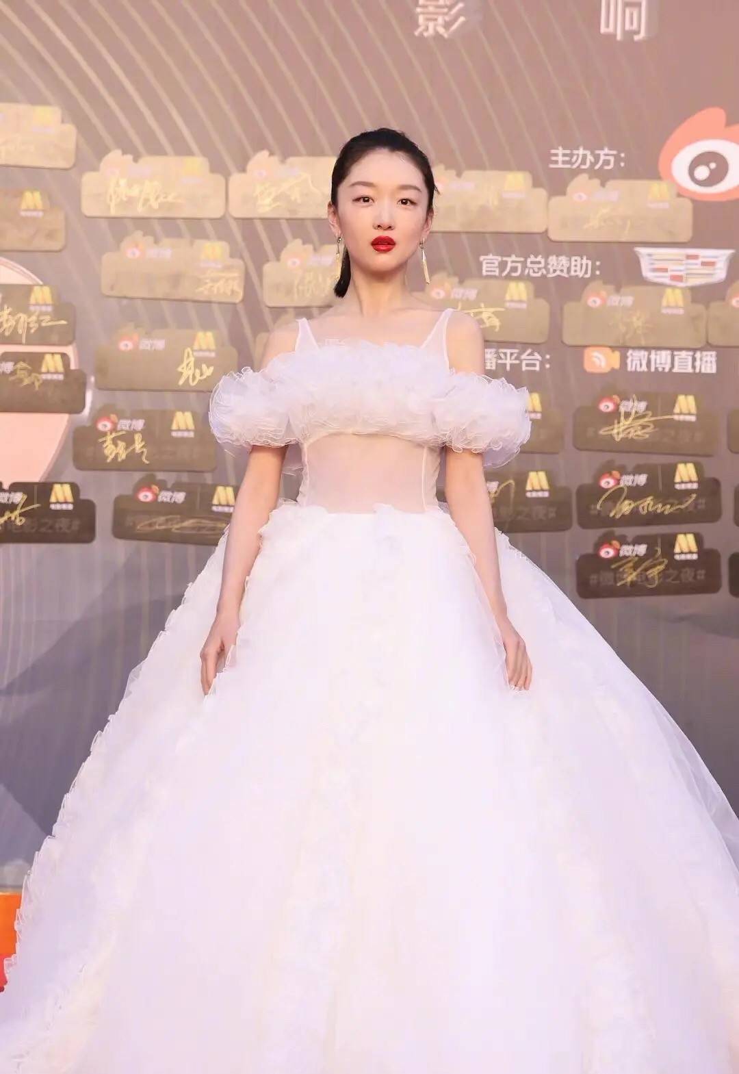 周冬雨|章子怡带谋女郎们集体亮相！周冬雨又穿错衣大翻车，刘浩存最惊艳