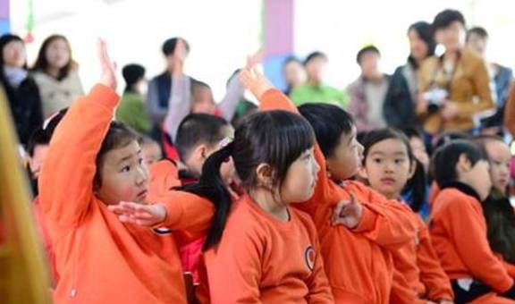 男童|男童初上幼儿园，午睡自己哄自己火了，网友：好笑又心疼