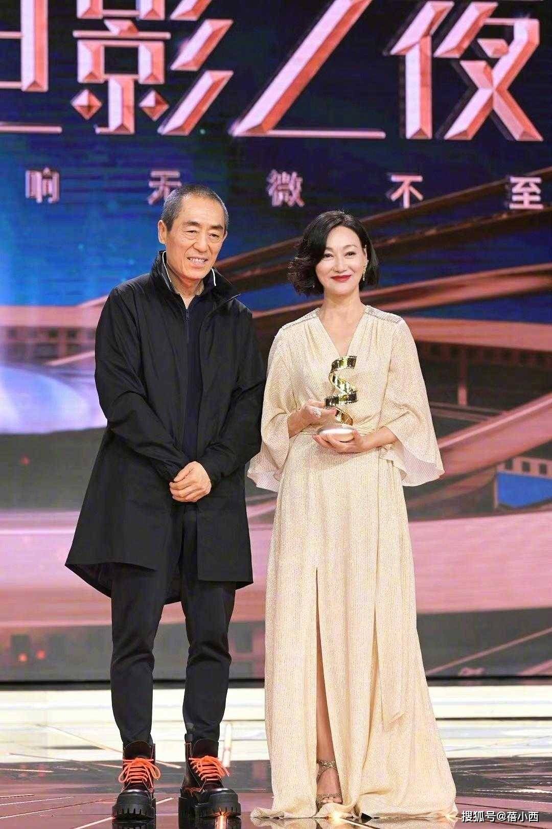 真空|惠英红打破常规，“真空”穿红色皮衣配阔腿裤，原装身材真抗老