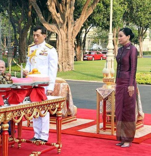 曲线|苏提达王后穿红裙亮相，身材胖了好多，侧面看有小肚腩了