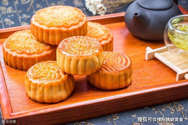 蛋黄酥|这5种常吃的小零食，热量堪比喝油，怪不得你越减越肥