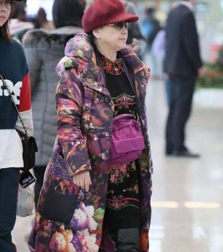 李谷一|李谷一罕见近照发福，妆容精致一脸富态，穿豹纹跷二郎腿气场足