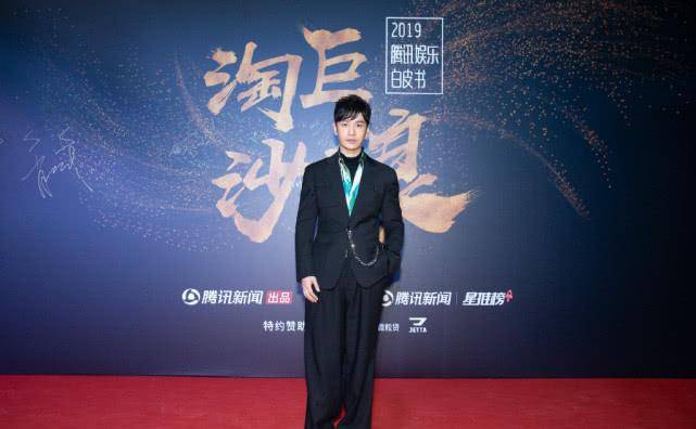 西裤|黄晓明拍写真,穿卡其色西装搭格纹裤,43岁也时髦得很!