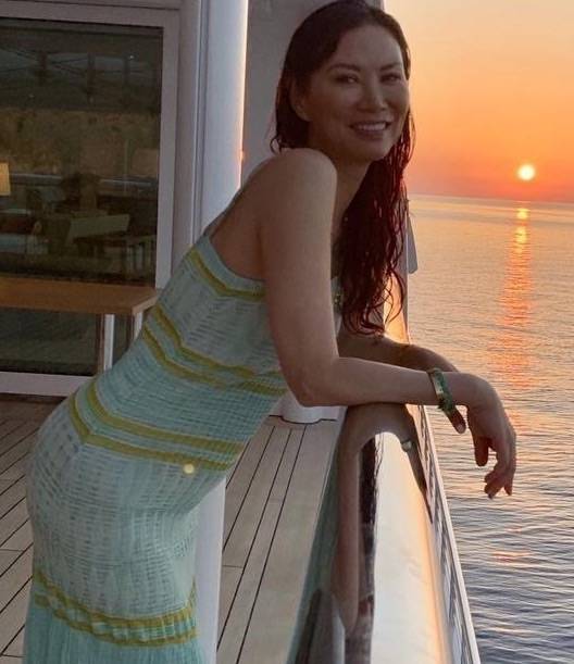 漂亮|邓文迪自信又真实，布满皱纹的脸不打针不修饰，52岁还这么漂亮！