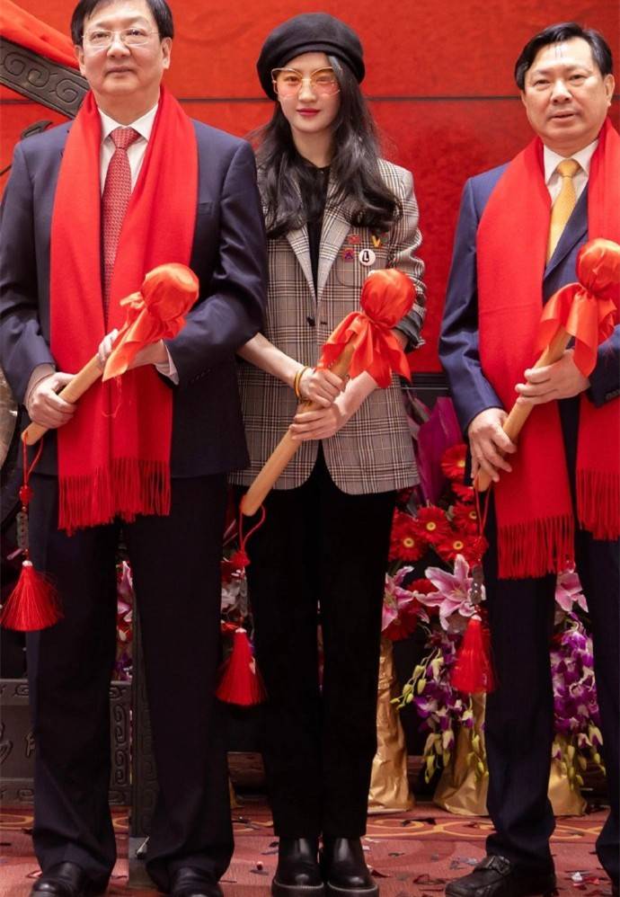 魅力|刘亦菲“仙女下凡”逛商场，穿西装看着挺飒，戴墨镜更显得脸小
