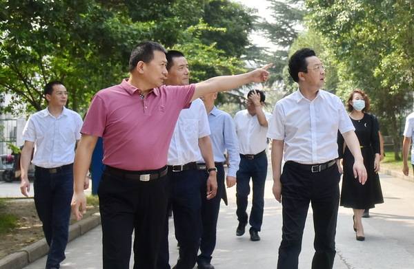 徐州市泉山区委书记李勇一行莅临徐州市36中学开展教师节慰问活动